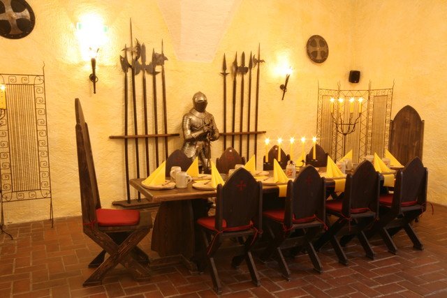 Comida medieval en la sala del castillo